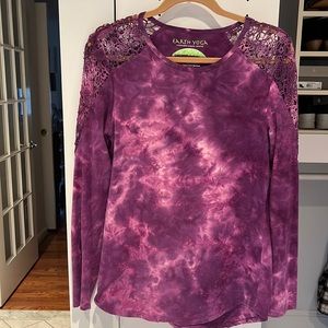 Earth yoga organic cotton tee with lace accents